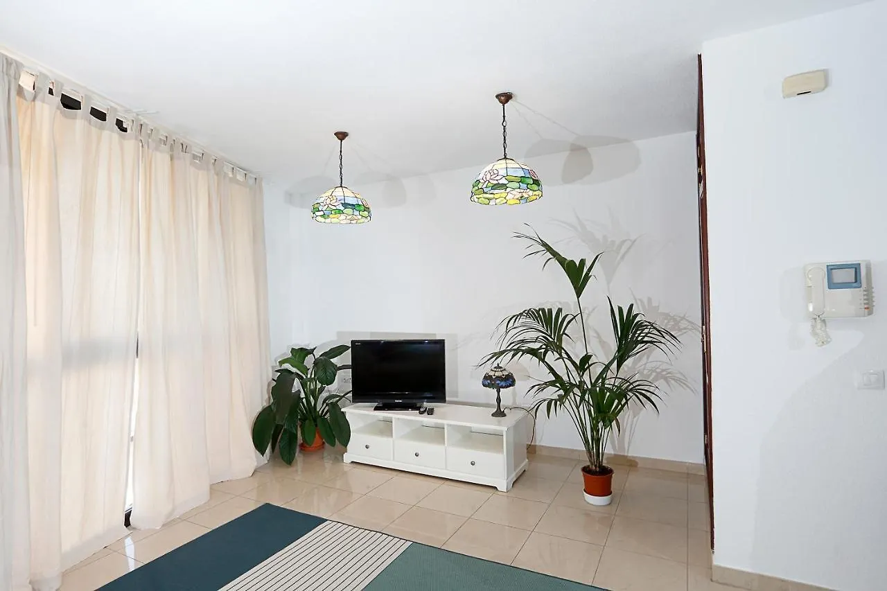 Apartamento frente al Puerto de Candelaria a 20 metros de la playa.