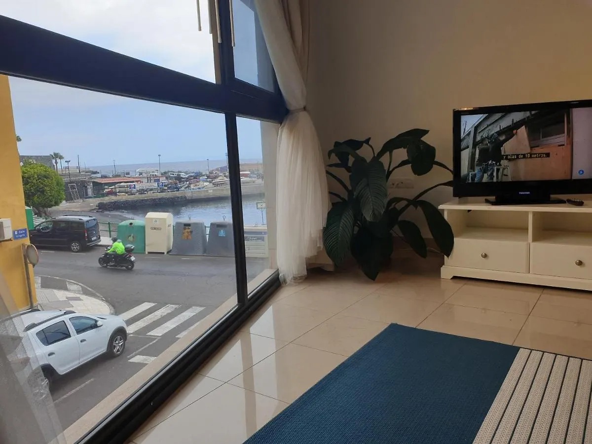Apartamento frente al Puerto de Candelaria a 20 metros de la playa.