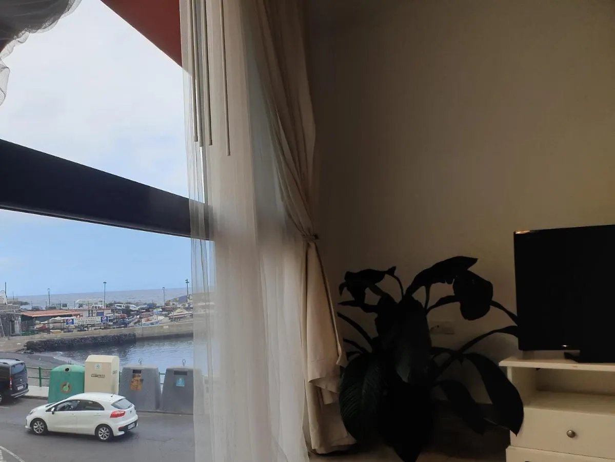 Apartamento frente al Puerto de Candelaria a 20 metros de la playa.