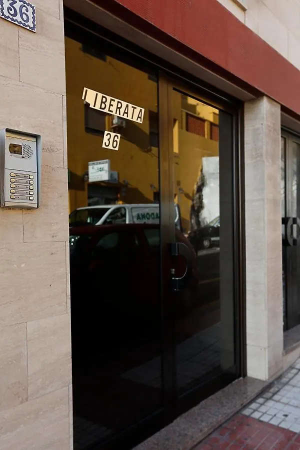 Apartamento frente al Puerto de Candelaria a 20 metros de la playa.