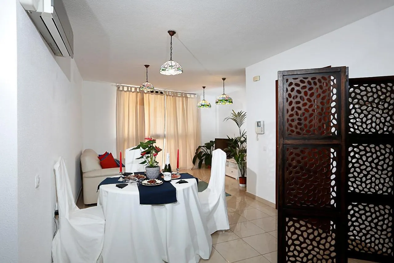 Apartamento frente al Puerto de Candelaria a 20 metros de la playa. 0*,