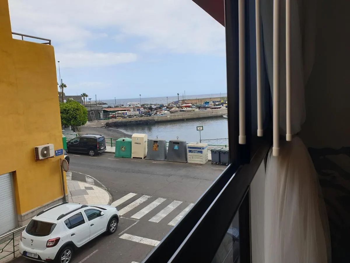 Apartamento frente al Puerto de Candelaria a 20 metros de la playa.