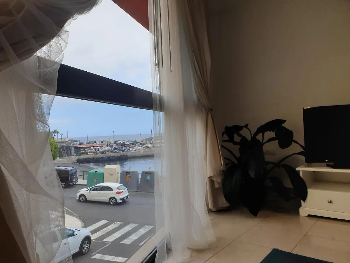 Apartamento frente al Puerto de Candelaria a 20 metros de la playa.