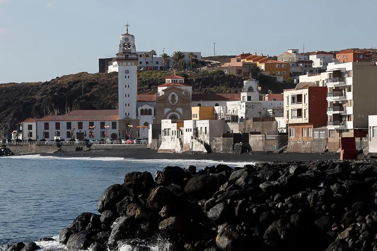 Apartamento frente al Puerto de Candelaria a 20 metros de la playa.
